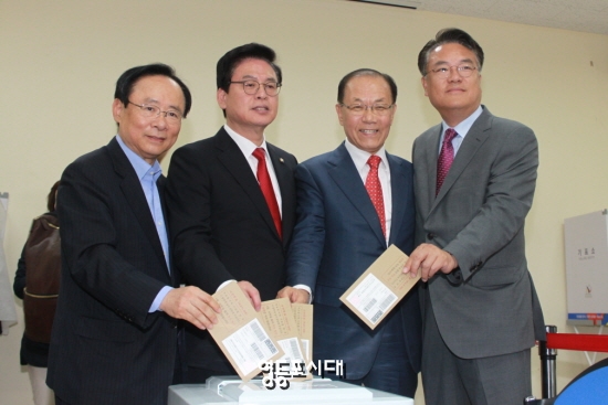 정우택 자유한국당 당 대표 권한대행(사진 왼쪽에서 두 번째), 황우려 전 의원, 정진석 전 원내대표, 이주영 장관(사진 왼쪽) 등이 영등포 구민회관에 마련된 사전 투표소에서 투표를 하고 있다. &copy;영등포시대 