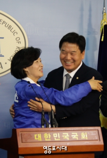 추미애 더불어민주당 대표가 4일 국회 정론관에서 홍의락 의원의 재입당 기자회견 후 포옹으로 환영하고 있다. &copy;영등포시대  