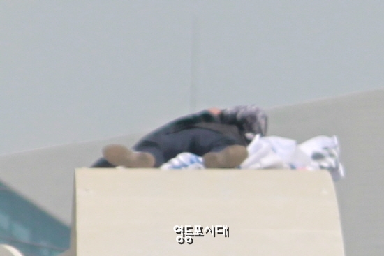 이종배 사법시험 존치를 위한 고시생모임 대표)가 4일 오후부터 양화대교 난간 아치에 올라 사법고시존치를 주장하며 이 시간 현재 농성을 이어가고 있다. &copy;영등포시대 