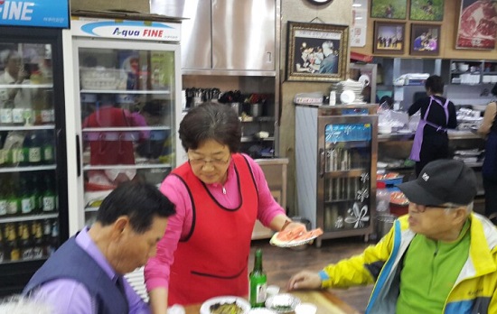 또순이네식당 박옥순 대표가 제 45회 어버이날을 이틀 앞둔 6일 관내 어르신을 초청해 음식을 대접하고 있다. Ⓒ영등포시대
