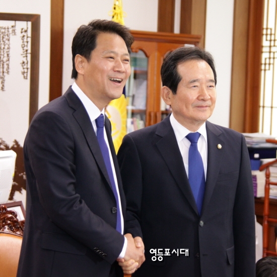 임종석 청와대 비서실장이 10일 여의도 국회를 방문해 정세균 국회의장을 만나 악수를 나누고 있다. &copy;영등포시대