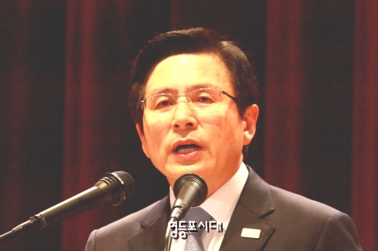 황교안 국무총리가 11일 오후 서울 정부청사에서 열린 이임식, 이임사를 통해 “사회 각계각층의 합심과 협력, 그리고 화합”을 당부하고 있다. &copy;국회연합기자단