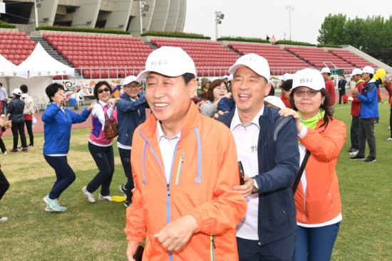 ‘2017 서울시 구의회 의원 한마음체육대회’에 참가한 이용주 의장이 동료 의원들과 함께 화합과 단합을 다지고 있다. &copy;영등포구의회 