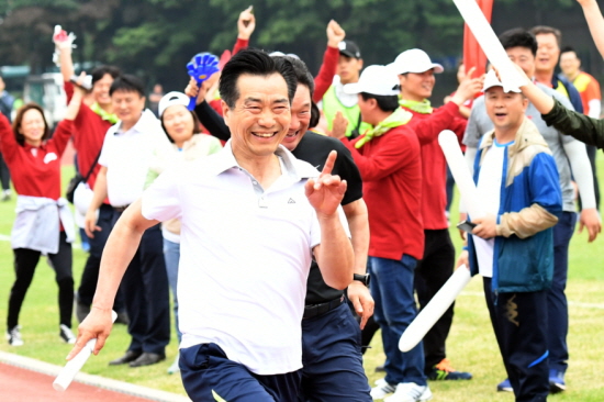 고기판 부의장이 ‘2017 서울시 구의회 의원 한마음체육대회’ 400m 계주에 선수로 참여해 힘차게 달리고 있다. &copy;고기판 부의장 페이스북 갈무리