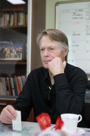 ‘현대 프랑스 문단의 ‘살아 있는 가장 위대한 프랑스 작가’로 불리며 2008년 노벨 문학상을 수상한 르 클레지오(Jean Marie Gustave Le Clezio