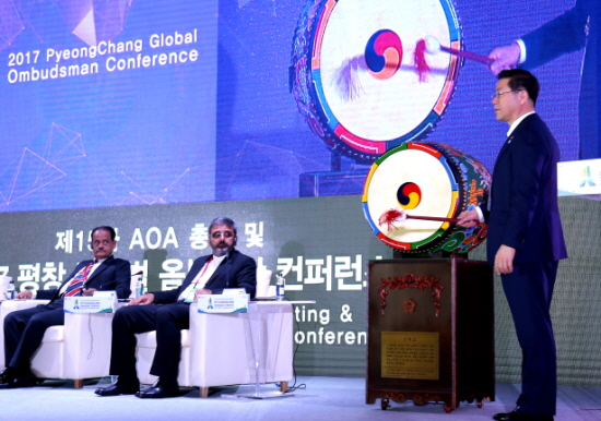 성영훈 국민권익위원장이 ‘2017 평창 글로벌 옴부즈만 콘퍼런스’에 참석해 신문고 울리고 있다. &copy;국민권익위원회 