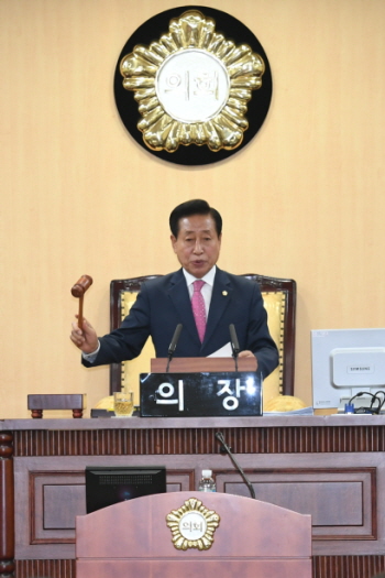 이용주 영등포구의회 의장이 18일(목) 제200회 임시회 폐회를 선언하고 있다. &copy;영등포구의회 