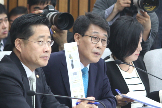 이낙연 후보자의 의혹에 관한 질의한 후 여당 지지자들로부터 문자폭탄을 받았다고 공개한 국민의당 김광수 의원(사진 가운데) &copy;영등포시대 