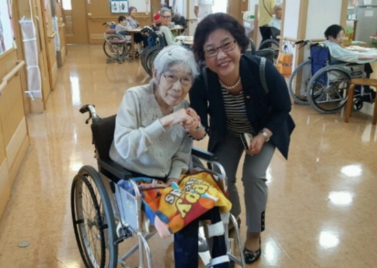 시마다시에 위치한 요코하마 요양보호시설을 방문해 복지시설을 둘러본 마숙란 영등포구의회 의원(사진 오르쪽) &copy;마숙란 의원