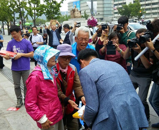 밀양송전탑 반대 주민들은 네 가지 요구사항을 국민인수위원회에 접수했다. 