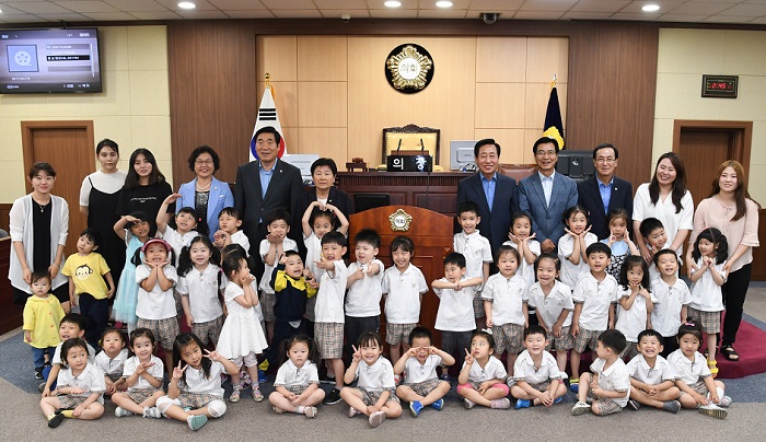 대림유치원 원생과 관계자들이 영등포구의회를 방문해 기념 촬영을 하고 있다. Ⓒ영등포구의회