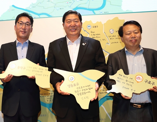 조길형 영등포구청장(오른쪽 두 번째)이 18일 오전 서울 중구 서울시청 다목적홀에서 열린 ‘찾아가는 동주민센터 3단계 출범식’에서 찾아가는 동사무소 확대 퍼포먼스를 하고 있다.