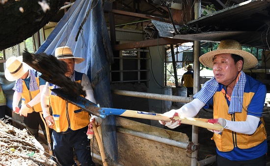 이용주 영등포구의회 의장이 청주시 수해 피해지역을 찾아 축사에 쌓인 진흙을 걷어내는 작업을 하고 있다. Ⓒ영등포구의회 