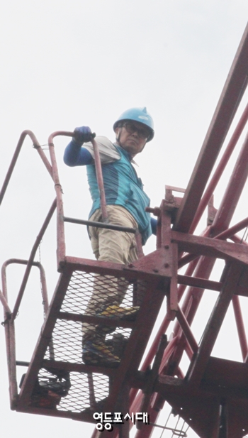 9일 오전 본 기자가 건너편 아파트에 올라 협상이 진행 중임을 알리고 협상이 잘되어 빨리 내려올 수 있었으면 좋겠다는 바람을 전하자 “협상은 쉽지 않을 것으로 본다”고 밝히고 있다. &copy;영등포시대