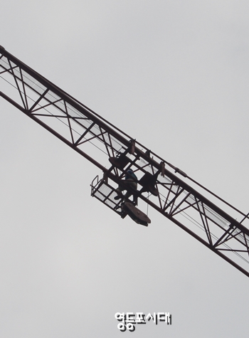 박*강 씨가 9일 오전 7시부터 임금체납과 시행사가 불러드린 용역들의 막말에 항의하며 영등포구 영등포동 7가(구 영등포교회) 건설현장 50m 상당 높이의 타워크레인에 올라 고공농성을 벌이고 있다. &copy;영등포시대 