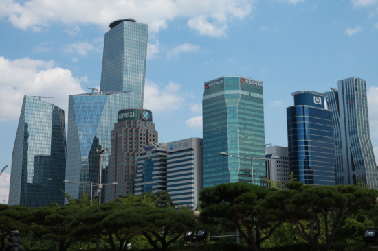 여의도공원에서 바라본 반대편 고층건물 