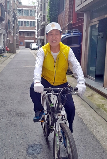 이용주 영등포구의회 의장이 자전거를 타고 지역을 돌고 있다. &copy;영등포구의회 