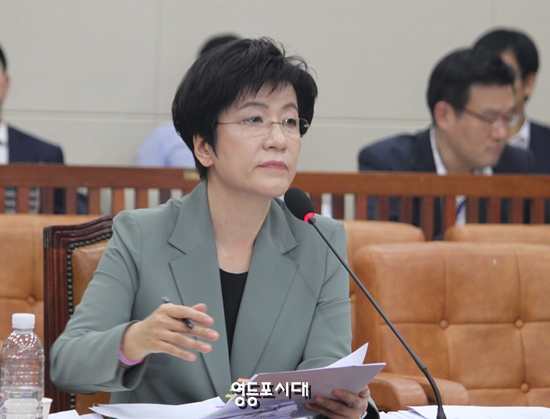 김영주 환경노동부 장관 후보자가 11일 국회에서 개최된 인사청문회에서 자유한국당 신보라 의원의 질문에 답하고 있다. &copy;영등포시대