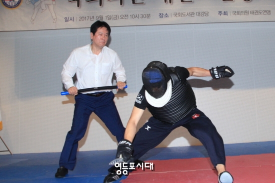 이동섭 국회의원태권도연맹 총재가 직접 시범을 보이고 있다. &copy;임종상 기자 