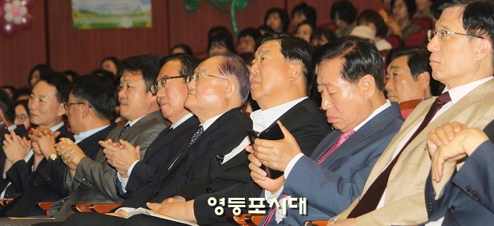 영등포구 사회복지대회에 참석한 신경민 국회의원, 이용주 영등포구의회 의장, 조길형 영등포구청장, 정진원 영등포구 사회복지협의회 회장(사진 왼쪽에서 오른쪽 방향으로)등이 나란히 앉아있다. Ⓒ영등포시대 