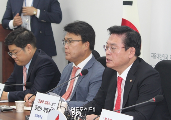 정우택 원내대표가 “김명수 후보자는 사법부 수장으로서 정치적 편향성을 가진 코드인사뿐만 아니라 동성애에 대한 우리 사회 법적 가치관과 종교적 가치관을 흔들 위험성이 대단히 크다”고 주장하며 사법부 수장으로서의 부적격이라는 점을 강조하고 있다. &copy;박강열 기자 