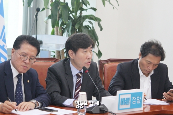 하태경 최고위원(사진 가운데)이 “문재인 정부가 추진한다는 핵추진 잠수함에 대해 반대한다”고 밝히고 그 이유를 설명하고 있다. &copy;박강열 기자 