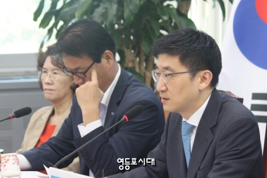 김세연 정책위의장(사진 오른쪽)이 “올해 국군의날 행사가 계룡대에서 해군 2함대 사령부로 갑자기 바뀌면서 추가 비용 발생 등 혼선이 빚어지고 있다”고 비판하고 있다. &copy;박강열 기자 