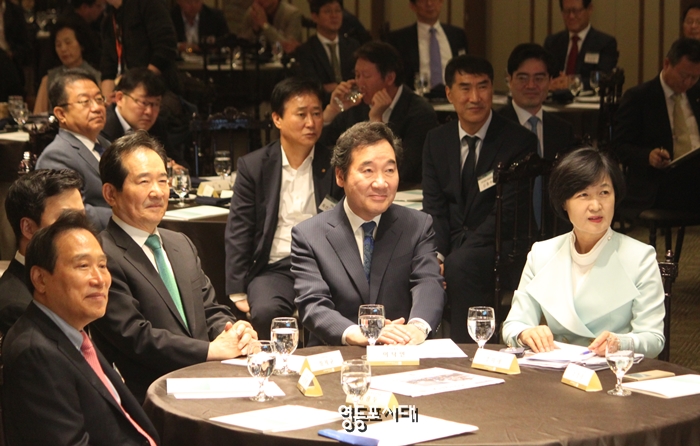 21일 오전 서울 여의도 국민일보 사옥 12층 그랜드볼룸에서 “트렌드 대전환, 서쪽 해돋이를 찾아서”를 주재로 열린 ‘2017 국민미래포럼’에 참석한 추미애 민주당 대표, 이낙연 국무총리, 정세균 국회의장이 나란히 앉아있다. (사진 왼쪽부터) &copy;박강열 기자 