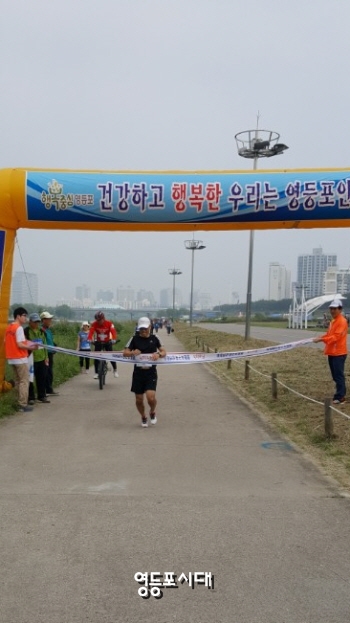 우승을 차지한 강병한 선수가 40분 30초의 기록으로 결승선에 꼴인 하고 있다.  &copy;영등포시대 