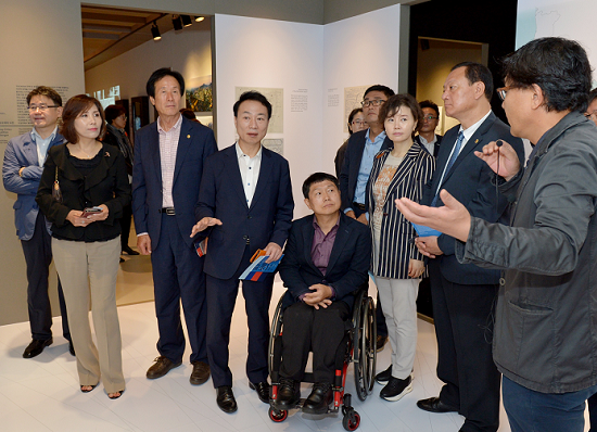 전시장을 방문한 김정태 서울시의회 도시계획관리위원회 위원장이(사진 왼쪽에서 네 번째) 동대문디자인플라자를 방문해 관계자로부터 설명을 듣고 있다. &copy;서울시의회 