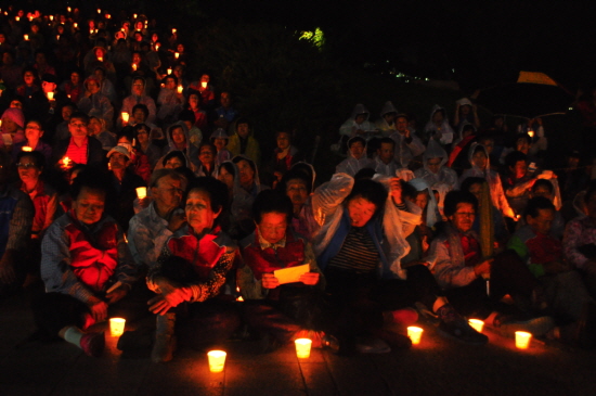 2013년 9월 28일 밀양송전탑 반대 주민들이 밀양송전탑 반대 촛불시위를 벌이고 있다. &copy;영등포시대 DB