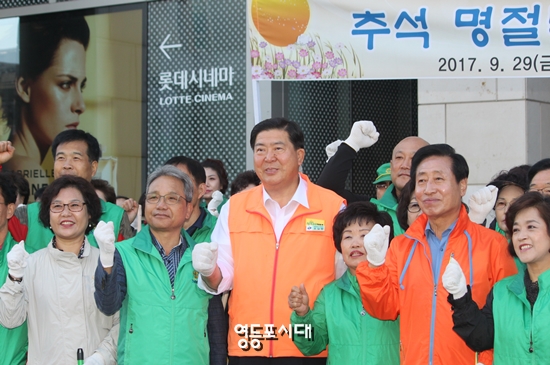 29일 새마을영등포지회 주관으로 열린 영등역 일대 청소에 참여한 마숙란 구의원, 전홍업 영등포새마을 지회장 조길형 영등포구청장과 이용주 영등포구의회 의장(사진 왼쪽부터 오른쪽 방향) &copy;영등포시대 