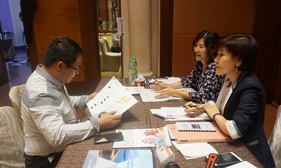 영등포구 동남아시아 해외시장개척단이 말레이시아(쿠알라룸푸르)에서 구매자 상담을 하고 있다. Ⓒ영등포구