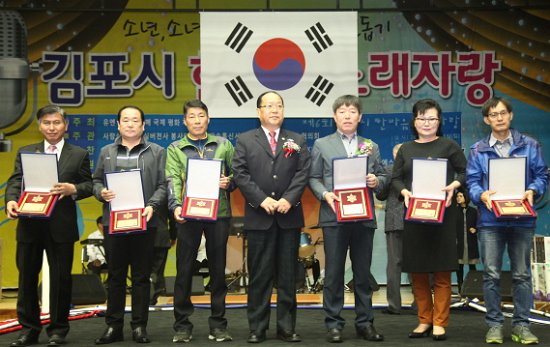 양을훈 대회장이 봉사상을 받은 시민들과 함께 기념촬영을 하고 있다. &copy;송민수기자