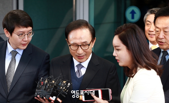 이명박 전 대통령(사진 가운데)은 쏟아지는 취재진의 질문에 “수고하세요”라는 짧은 인사말을 남기고 차량에 탑승했다. &copy;영등포시대 