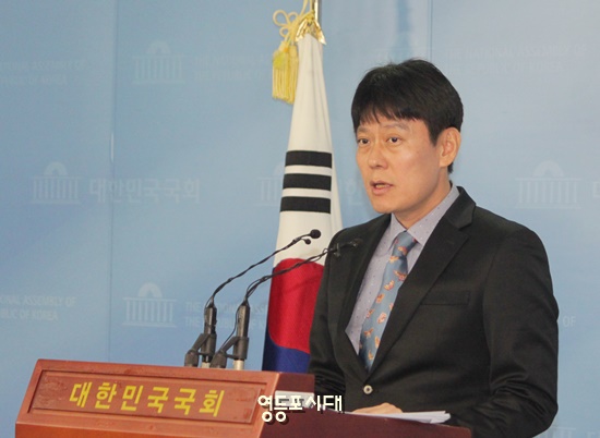 19일 오후 민주당 정당발전위원회 한민수 대변인이 제4차 혁신안을 발표하고 있다. Ⓒ박강열