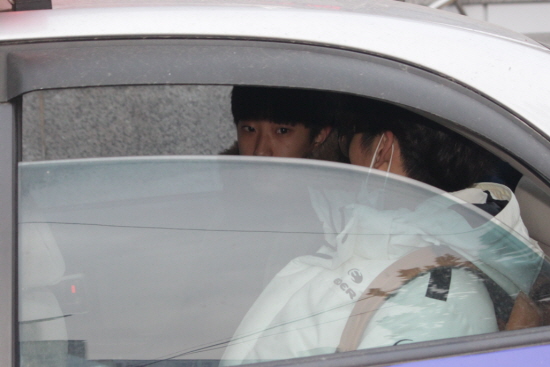 수험장을 잘못 찾은 재수생 두명이 수험장으로 이동하기 위해 경찰차에 타고 있다. ⓒ 영등포시대