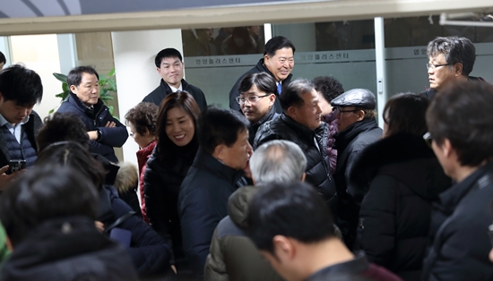 4일 사회건설위원회 행정사무감사장 입구에서 시위를 벌인 신길10구역 남서울아파트 주민들이 조길형 구청장의 중재로 해산하고 있다.