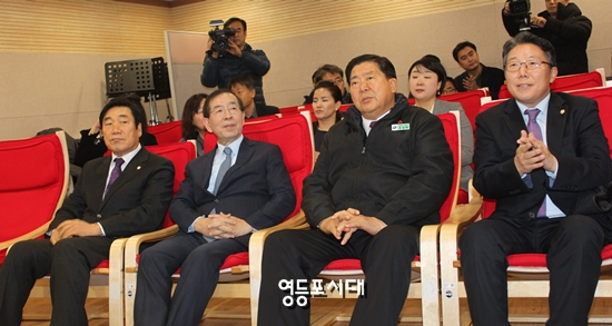 박원순 서울시장, 조길형 영등포구청장, 유승용, 허홍석 구의원이 관계자들의 설명을 듣고 있다. &copy;박강열 기자 