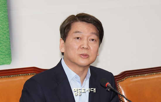 31일 국민의당 안철수 대표가 국회에서 기자 간담회를 열고 전 당원 투표에 대한 정당성을 강조하고 있다. Ⓒ영등포시대 