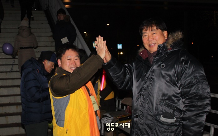조길형 영등포구청장이 자원봉사에 나선 구민과 함께 하이파이브를 나누며 격려와 함께 감사의 마음을 전하고 있다. ⓒ영등포시대  