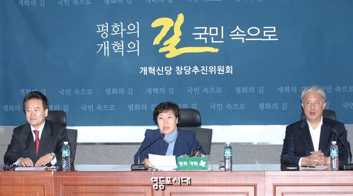 조배숙 국민의당지키기운동본부 대표(사진 가운데)가 최근 안철수 대표의 당 운영과 전당대회 과정의 문제점을 조목조목 비파하고 있다. &copy;영등포시대 