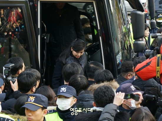21일 오전 북한 예술단 현송월 삼지연관현악단 단장이 서울역에 도착해 차에서 내리고 있다. Ⓒ영등포시대 