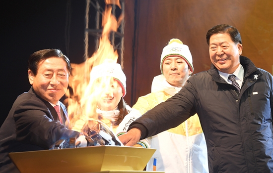 조길형 구청장(사진 오른쪽)과 이용주 구의회 의장(산진 왼쪽)이 서울의 성화 봉송 최종주자인 최수정, 하희라 부부와 함께 성화 점화를 하고 있다. &copy;영등포구