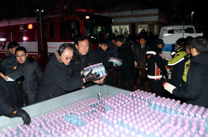 현장에 출동한 공무원과 관계자, 주민들이 생수를 나르고 있다. ©영등포구 