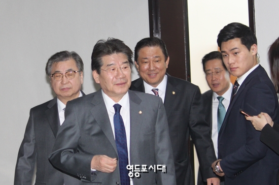 강석호, 이태규 의원 등이 정보위원회 현안 보고를 받기 위해 정보위원회 회의실 앞에 도착하고 있다. &copy;영등포시대 