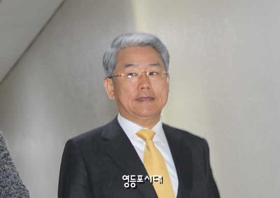 김동철 의원이 정보위원회 현안 보고를 받기 위해 정보위원회 회의실 앞에 도착하고 있다. &copy;영등포시대 