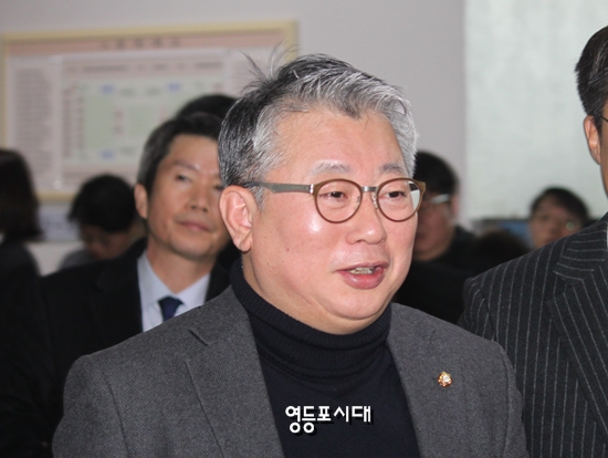 조웅천 의원이 정보위원회 현안 보고를 받기 위해 정보위원회 회의실 앞에 도착하고 있다. &copy;영등포시대 