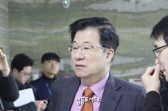 신경민 의원이 정보위원회 현안 보고를 받기 위해 정보위원회 회의실 앞에 도착하고 있다. &copy;영등포시대 