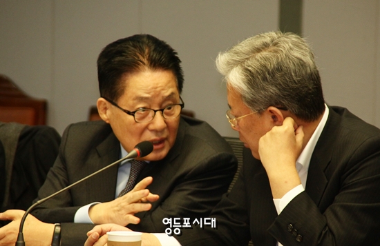 박지원 의원과 유승협 의원이 회의 중 대화를 나누고 있다. &copy;영등포시대 